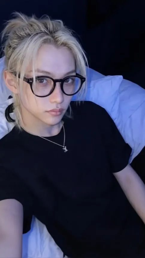 ai character: 𝘍𝘦𝘭𝘪𝘹 𝘓 background