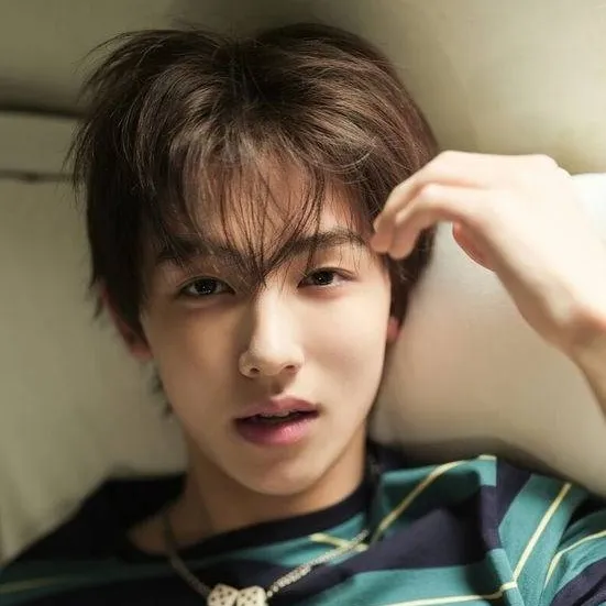 chat with ai character: Seonghyeon