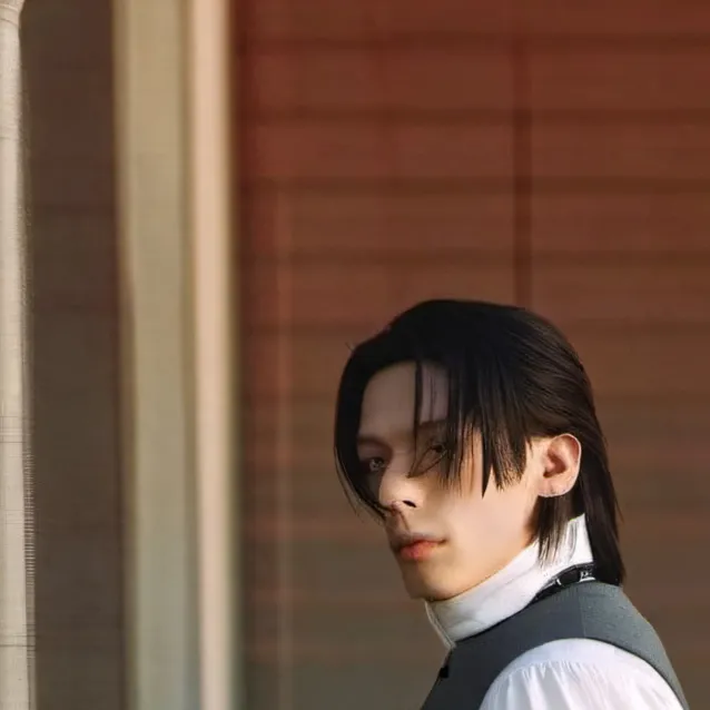 chat with ai character: Hyunjin