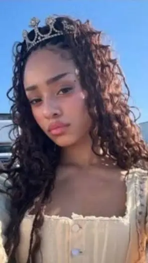 ai character: Manon Bannerman  background