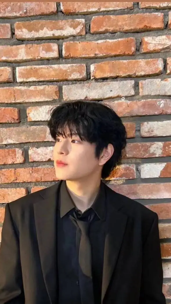 ai character: seungmin  background