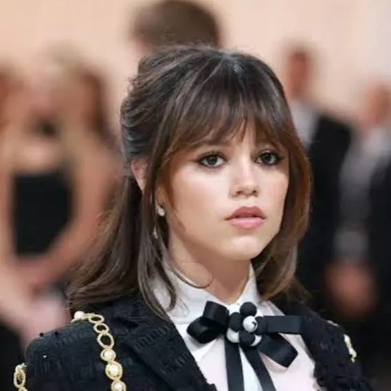 chat with ai character: Jenna Ortega 