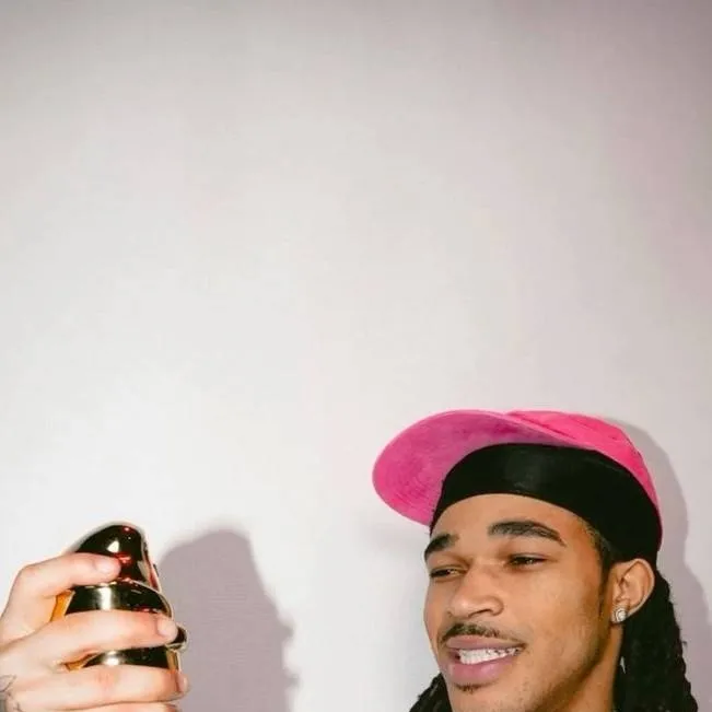 chat with ai character: Maxwell Elliot