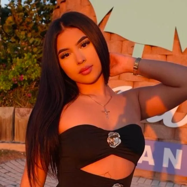 chat with ai character: anahi