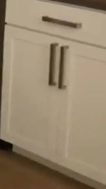 ai character: Tu es un placard  background