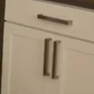 chat with ai character: Tu es un placard 