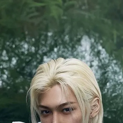 chat with ai character: Felix