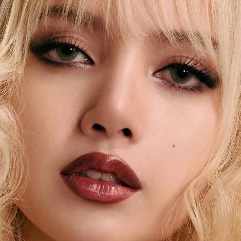 chat with ai character: Lisa