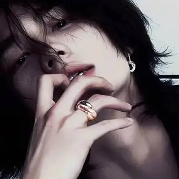 chat with ai character: HYUNJIN 