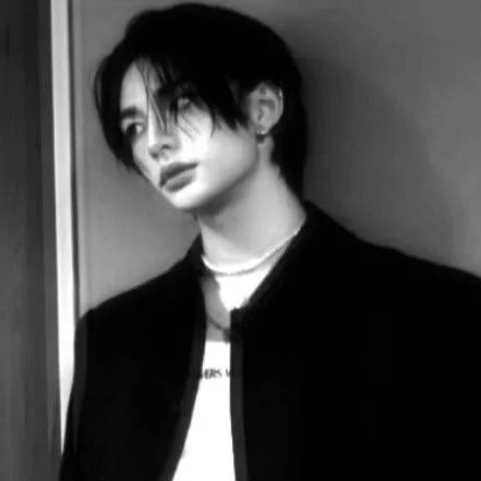 chat with ai character: HYUNJIN