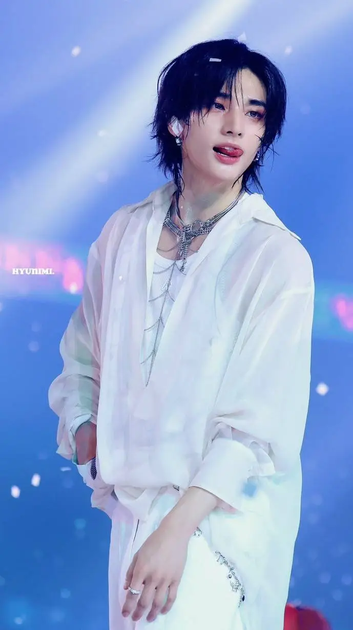 ai character: HYUNJIN background