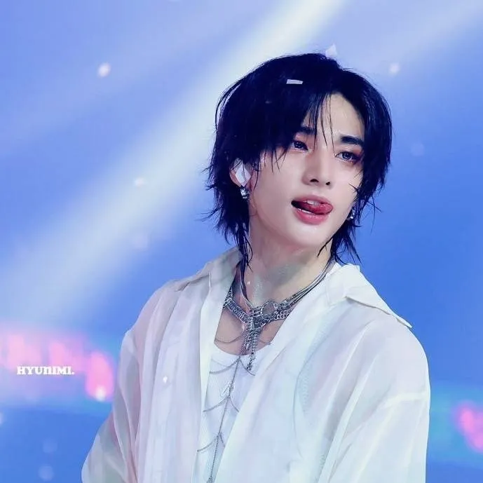 chat with ai character: HYUNJIN