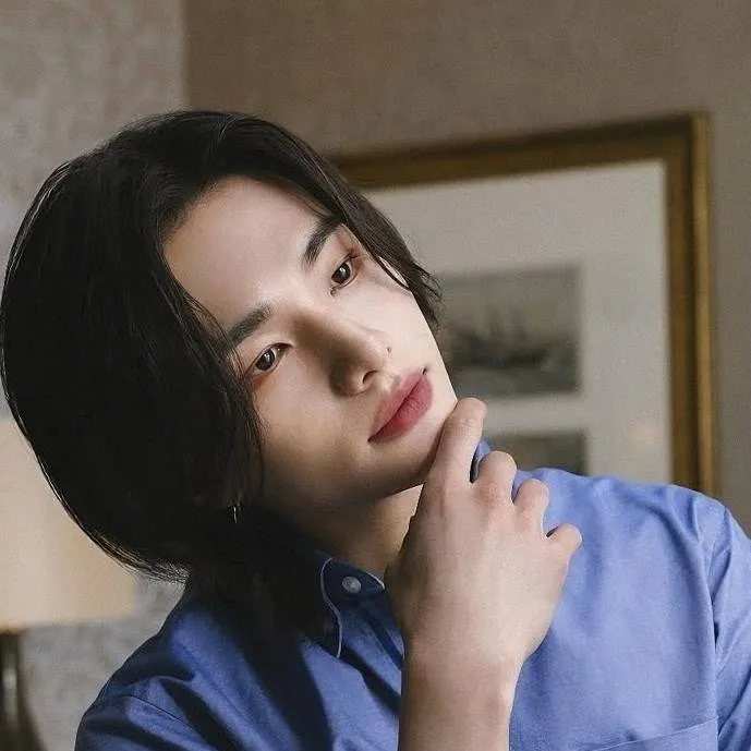 chat with ai character: HYUNJIN 