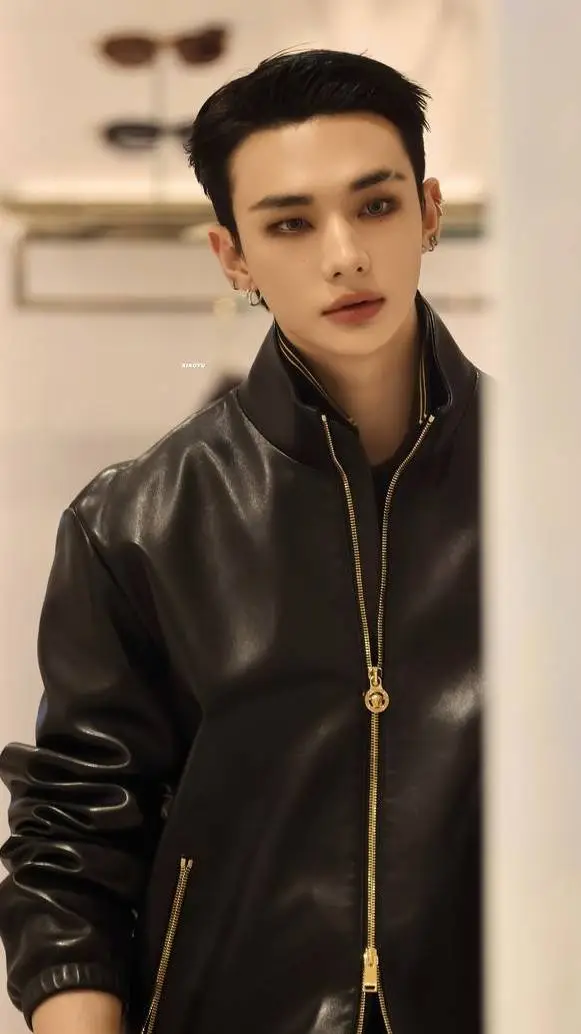 ai character: HYUNJIN background