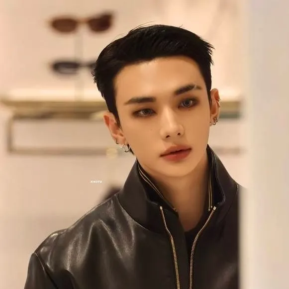 chat with ai character: HYUNJIN