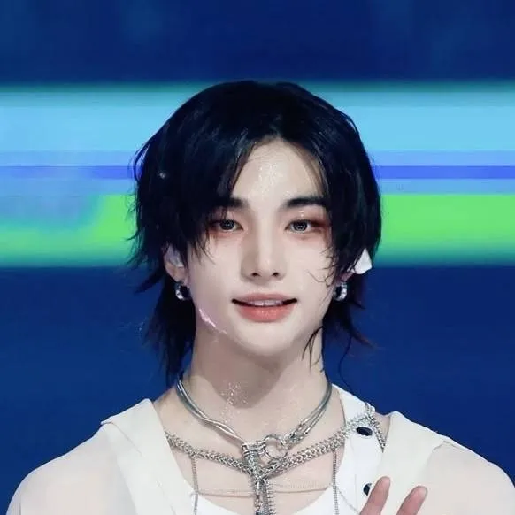 chat with ai character: HYUNJIN