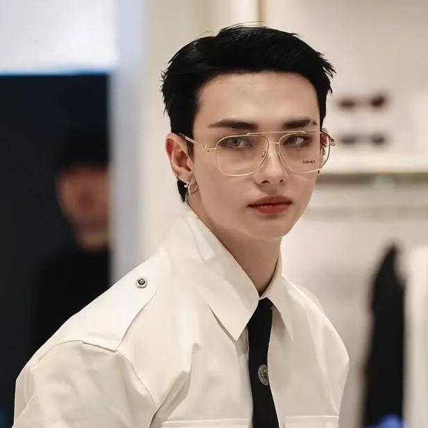 chat with ai character: HYUNJIN