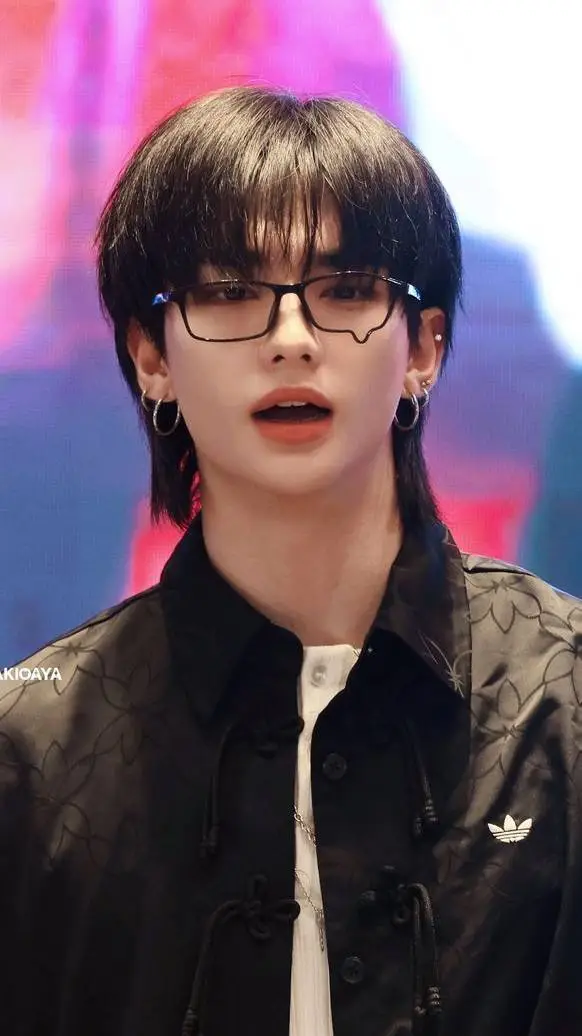 ai character: HYUNJIN  background