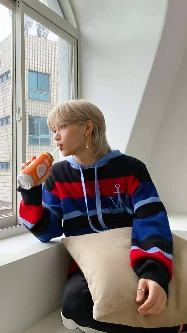 ai character: 𝐒𝐎𝐋𝐎 𝐀𝐌𝐈𝐆𝐎𝐒? background