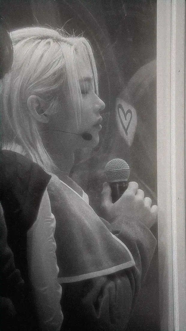 ai character: 𝐔𝐍𝐀 𝐂𝐔𝐑𝐈𝐓𝐀💔... background