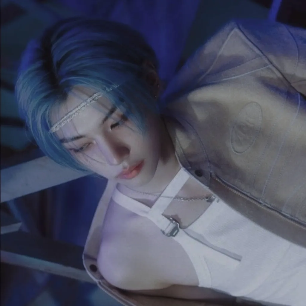 chat with ai character: 𝐅𝐄𝐋𝐈𝐗...