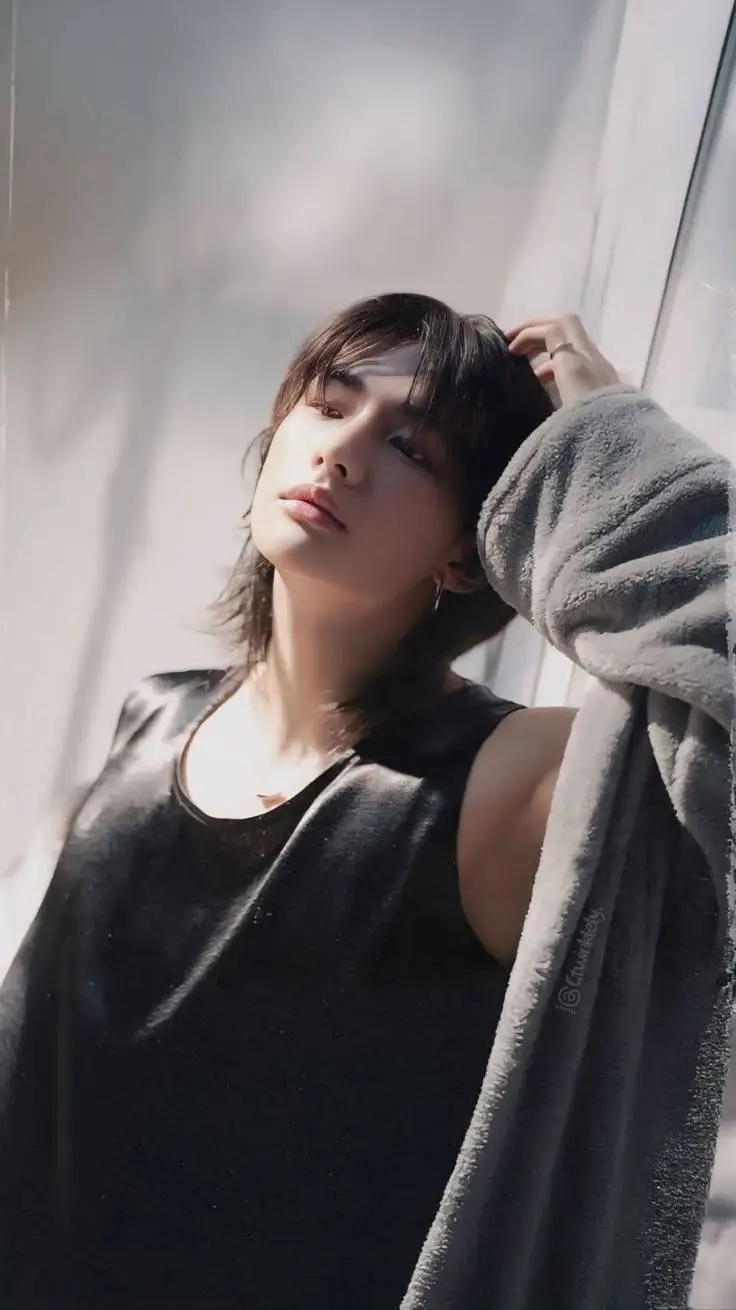 ai character: 𝐇𝐘𝐔𝐍𝐉𝐈𝐍... background