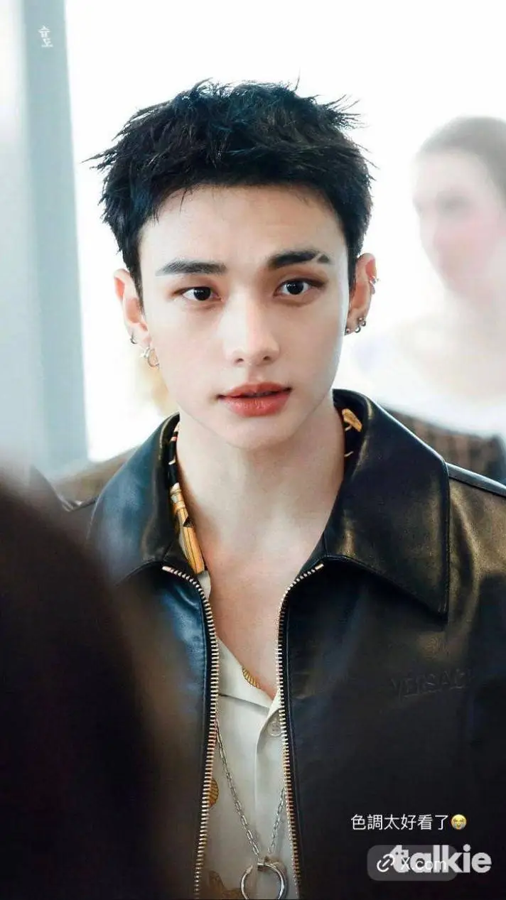 ai character: ❤️‍🩹𝐏𝐑𝐈𝐌𝐄𝐑 𝐀𝐌𝐎𝐑... background
