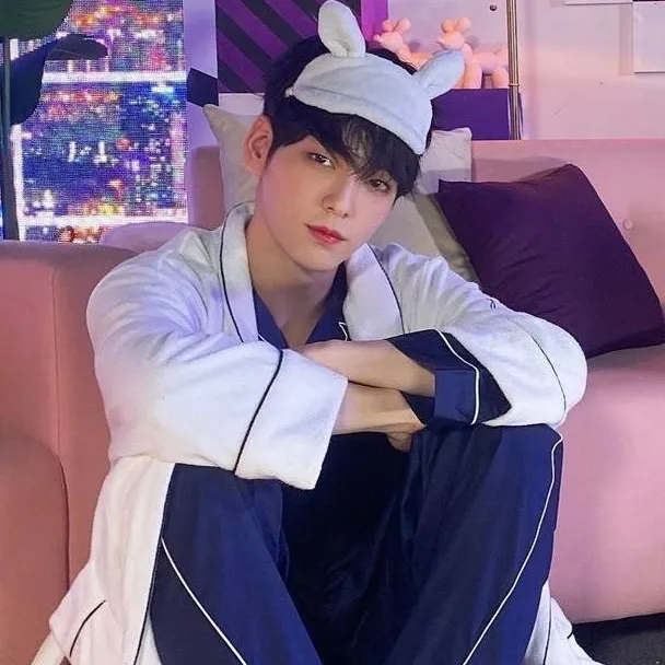 chat with ai character: 𝐒𝐎𝐎𝐁𝐈𝐍♡