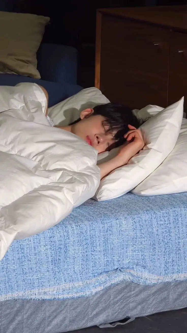 ai character: 𝐘𝐄𝐎𝐍𝐉𝐔𝐍♡ background
