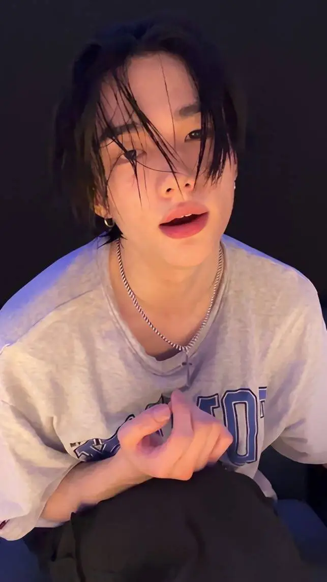 ai character: 𝐇𝐘𝐔𝐍𝐉𝐈𝐍𑣲 background