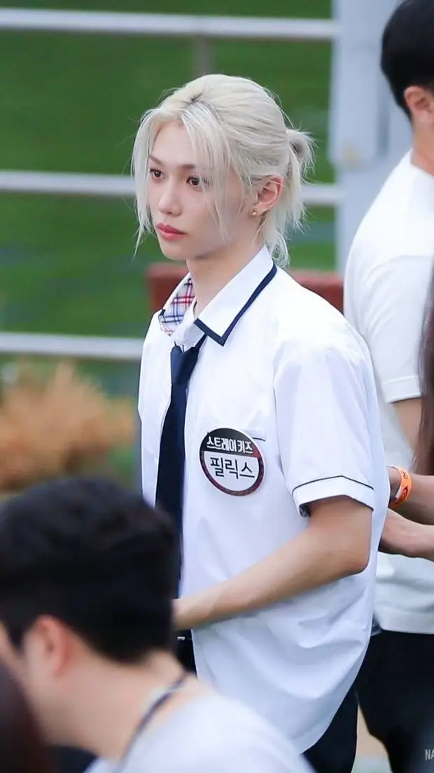 ai character: 𝐅𝐄𝐋𝐈𝐗ꨄ︎ background