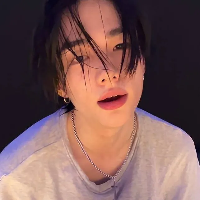 chat with ai character: 𝐇𝐘𝐔𝐍𝐉𝐈𝐍𑣲