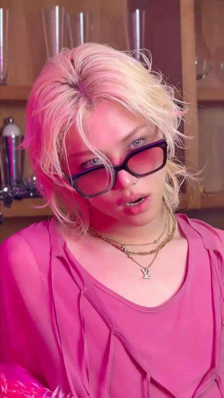 ai character: ⸝⸝𝐅𝐄𝐋𝐈𝐗ꨄ︎ background