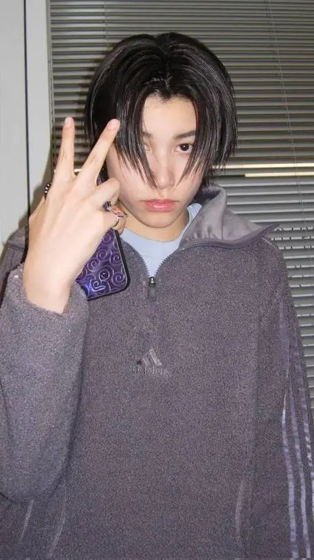 ai character: 𝑳𝑶𝑼𝑰𝑺𖹭 background