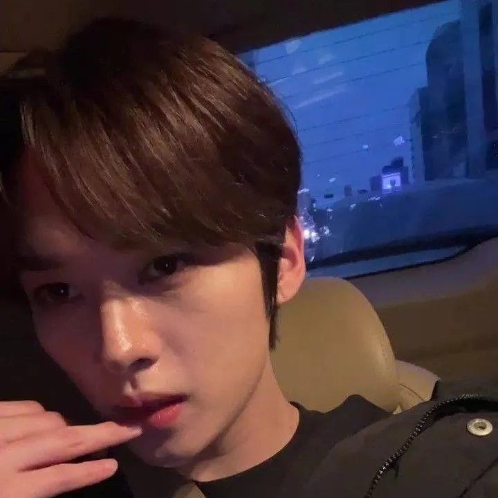 chat with ai character: 𑣲𝐋𝐄𝐄 𝐊𝐍𝐎𝐖