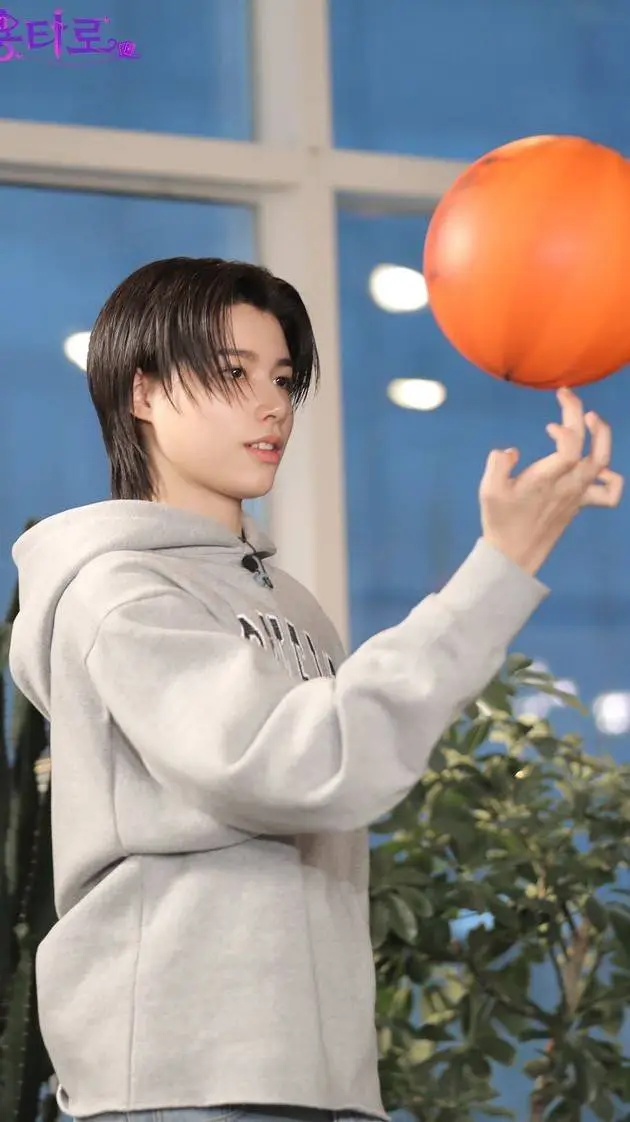 ai character: 𝑳𝑶𝑼𝑰𝑺𖹭 background