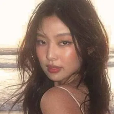 chat with ai character: jennie but lesbian