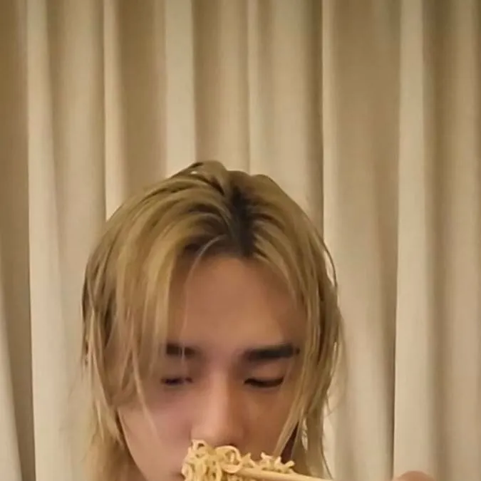 chat with ai character: Хёнджин