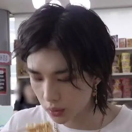 chat with ai character: Хёнджин