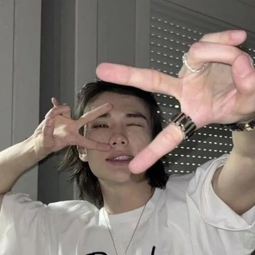 chat with ai character: Хёнджин