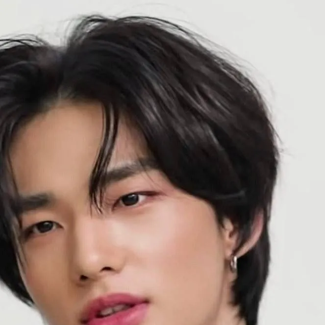 chat with ai character: Хёнджин