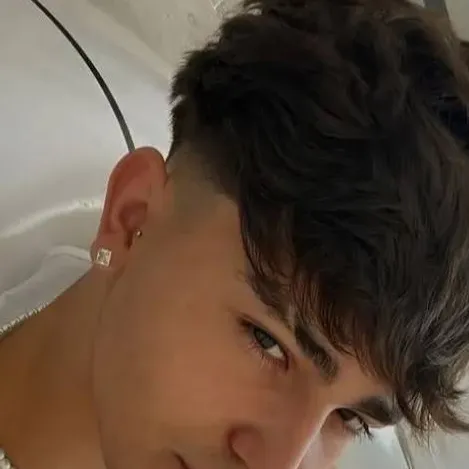 chat with ai character: Simone 