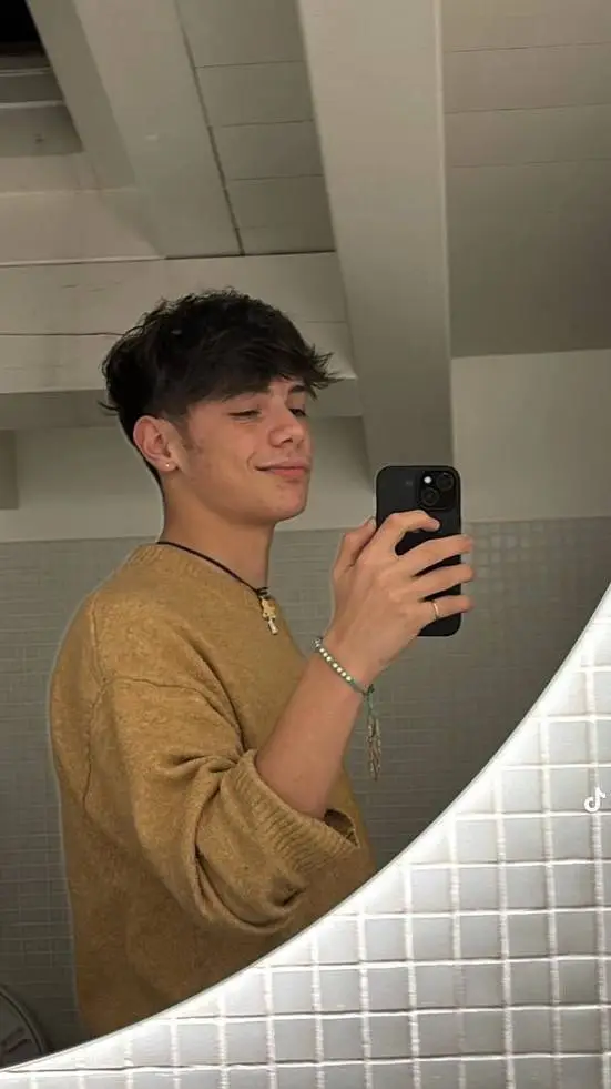 ai character: Alberto  background