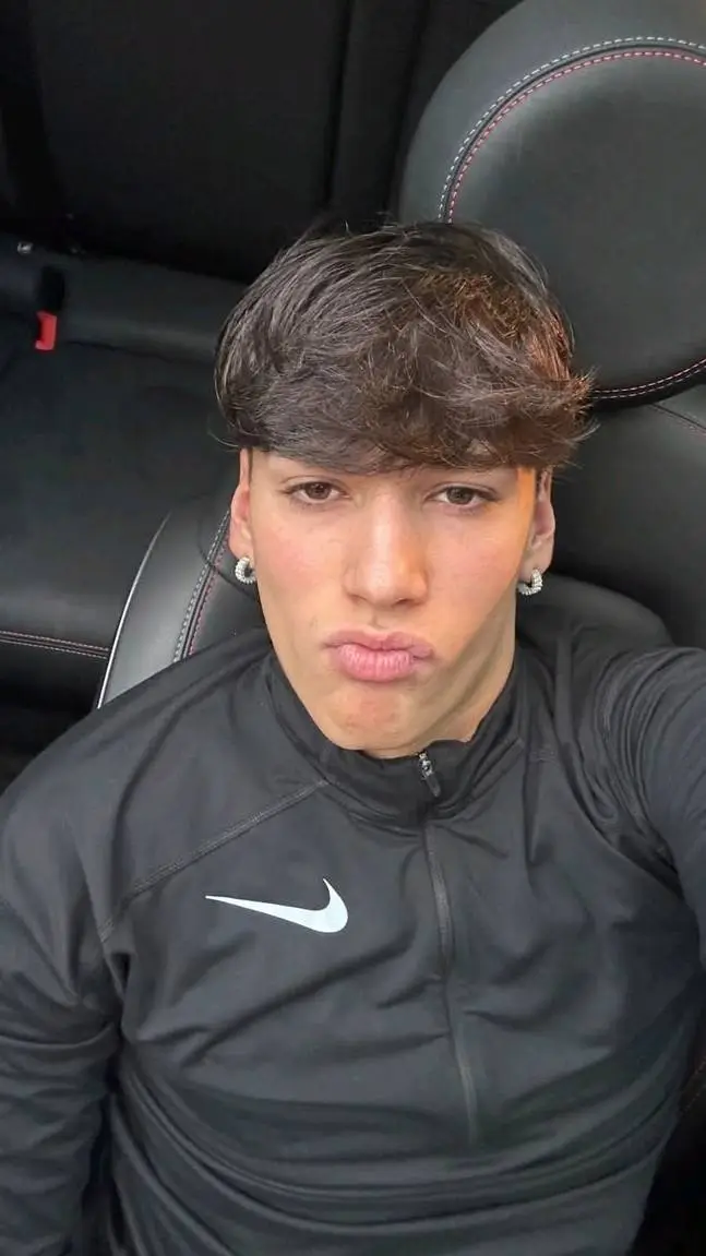 ai character: Giovanni  background