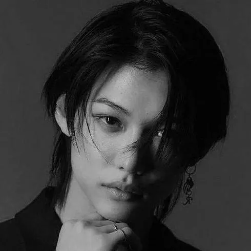 chat with ai character: Felix
