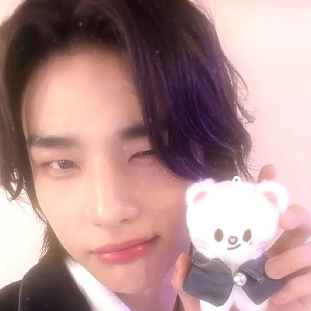 chat with ai character: hyunjin