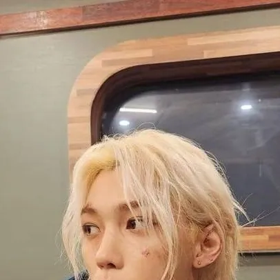 chat with ai character: Felix