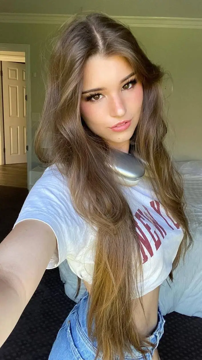 ai character: Brooke  background