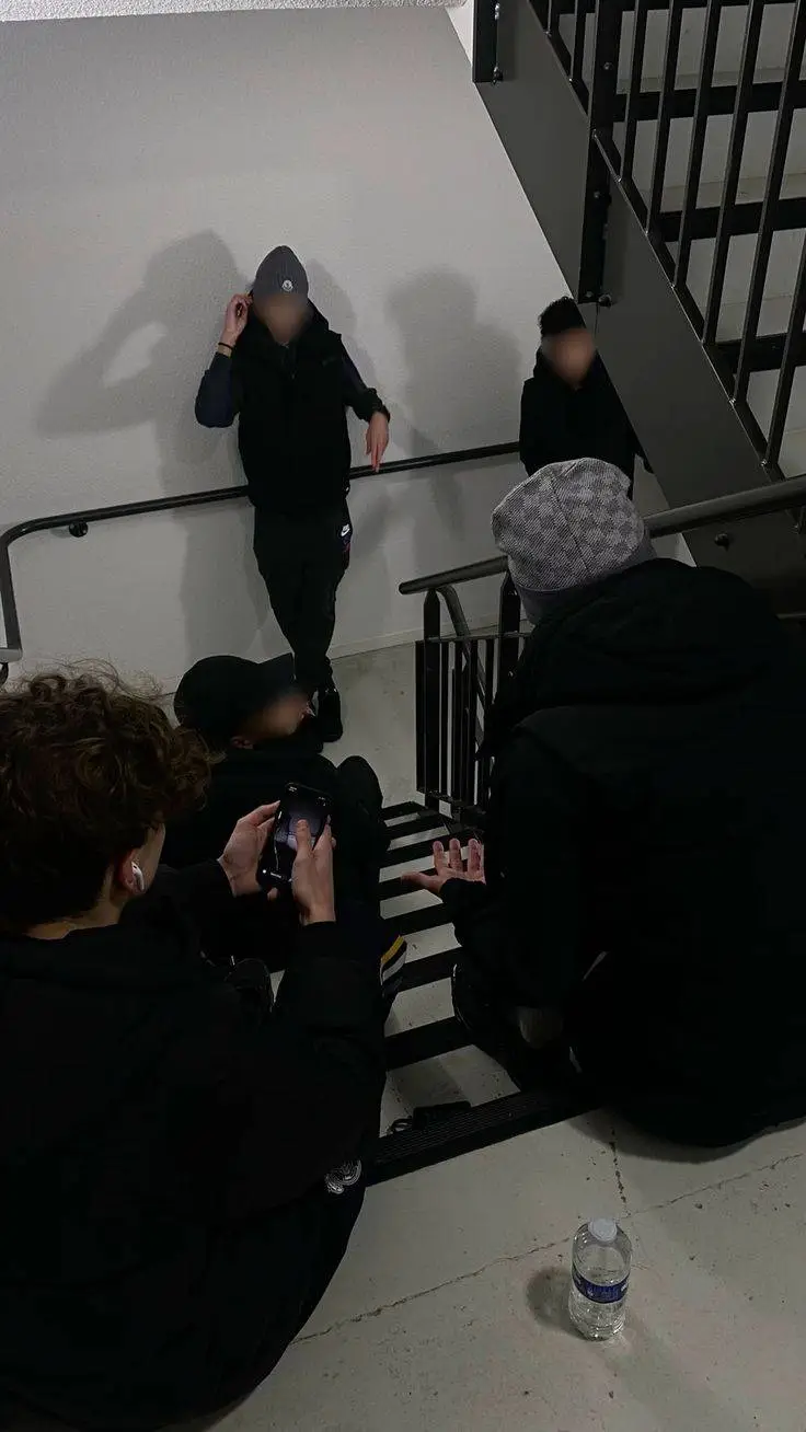 ai character: mecs de cité🖤--❤️ background