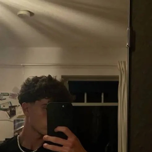 chat with ai character: alexander